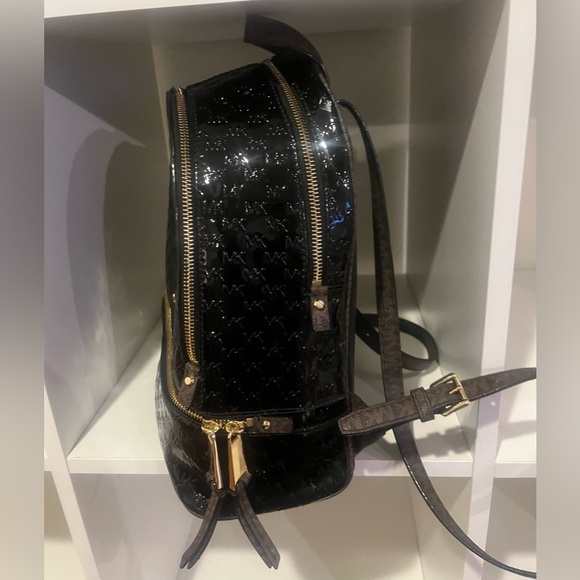 MICHAEL KORS Rhea Zip MK Signature Backpack Bag Patent vinyl Leather-Shiny - Picture 3 of 8